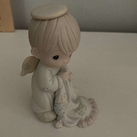 Precious Moments Wishing You a Cozy Christmas - Picture 4 of 8